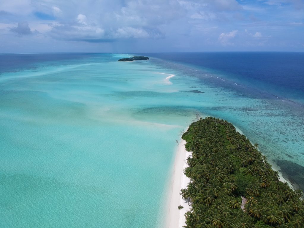 Wyspa Fehendhoo, a w tle mniejsza Fulhadhoo - koszty wyjazdu na Malediwy