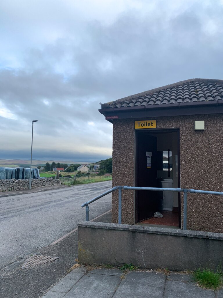 Spanie na dziko w Szkocji - pubiczne toalety